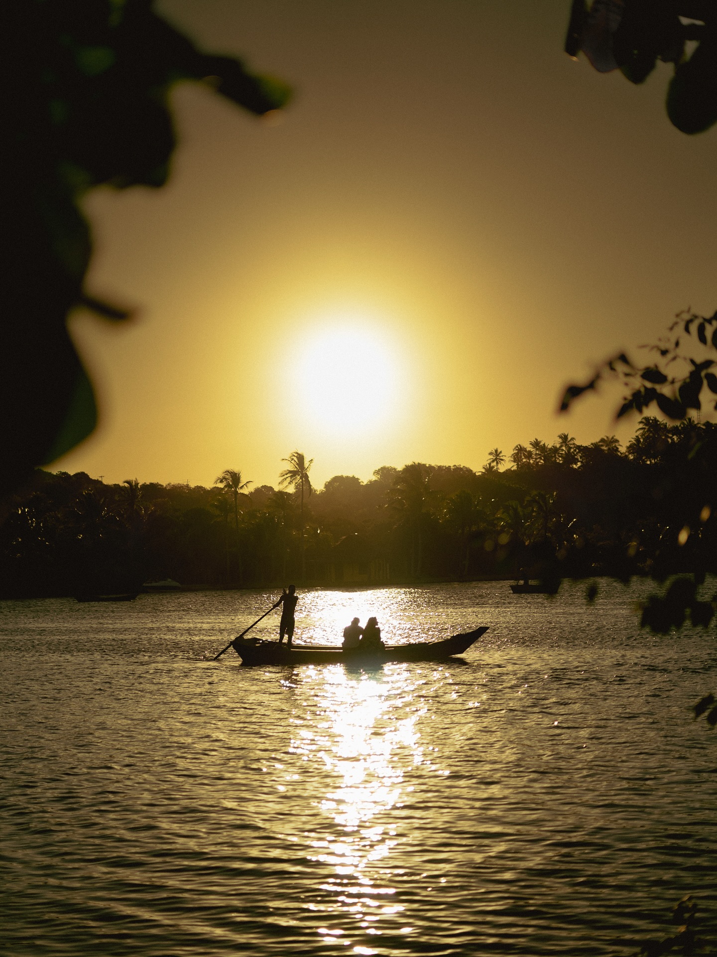 Passeio ao pôr do sol no rio Caraíva ☀️
📷 @gabecaraiva 
Marca aqui quem vai com você nesse passeio romântico… ♥️
#caraivabahiabrazil #casamento #pedidodecasamento #experiencia #bahia #caraivameuamor #caraiva
