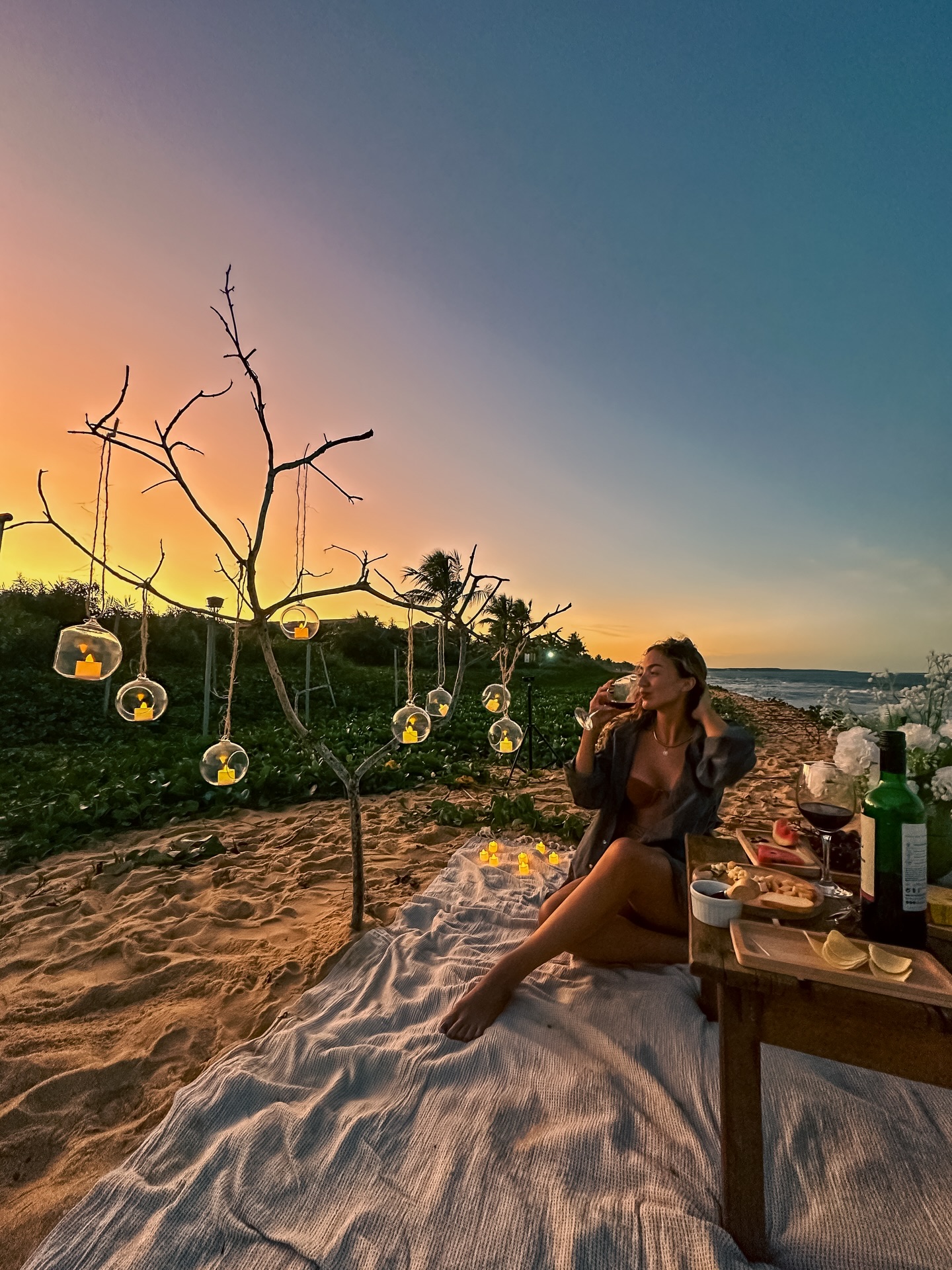 No aniversário do seu amor, surpreenda com algo inesquecível
Uma experiência exclusiva para vocês em Caraíva. ✨
Fotógrafo incrível e cliente 📸 @gabecaraiva
A gente cuida de cada detalhe.
♥️ Reserve agora (73) 99972 4305